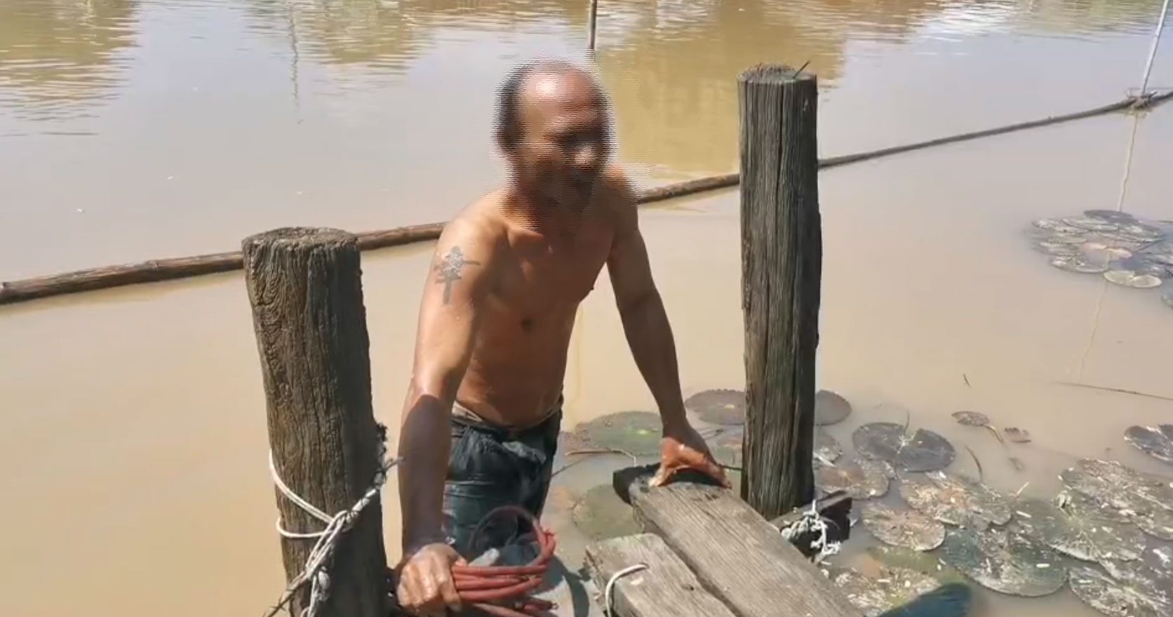 จุดไฟเผาตัวเอง