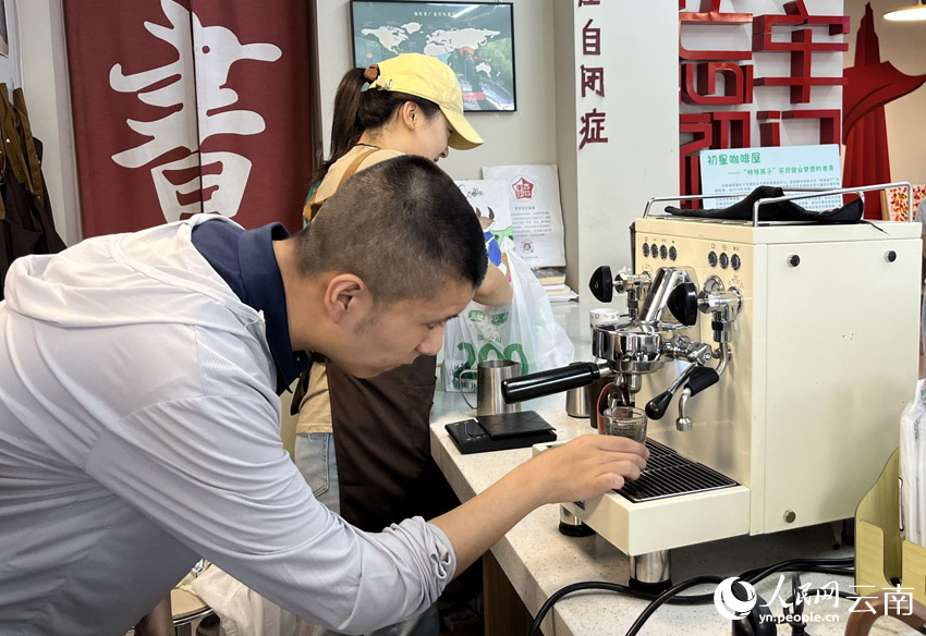 บาริสตาชงกาแฟที่ร้านกาแฟชูซิงในเมืองคุนหมิง มณฑลยูนนาน ทางตะวันตกเฉียงใต้ของจีน (พีเพิลส์ เดลี่ ออนไลน์)
