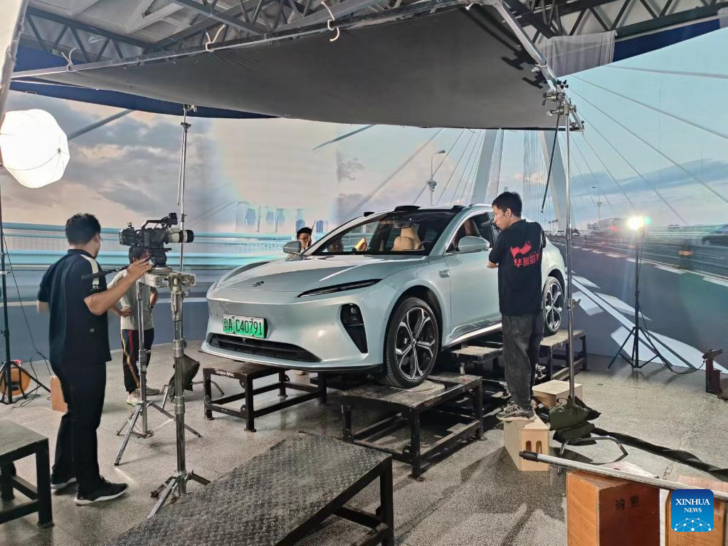image1 ฉากถ่ายทำซีรีส์สั้น ณ ศูนย์วิดีโอสั้นนานาชาติเซี่ยงไฮ้ (สำนักข่าวซินหัว)
