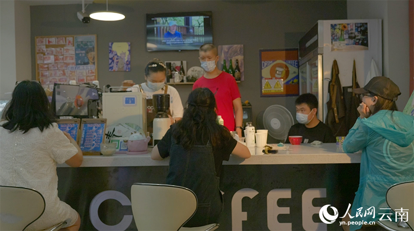 ผู้ปกครองพาเด็ก ๆ มาชงกาแฟที่ร้านกาแฟชูซิงในเมืองคุนหมิง มณฑลยูนนาน ทางตะวันตกเฉียงใต้ของจีน (พีเพิลส์ เดลี่ ออนไลน์)