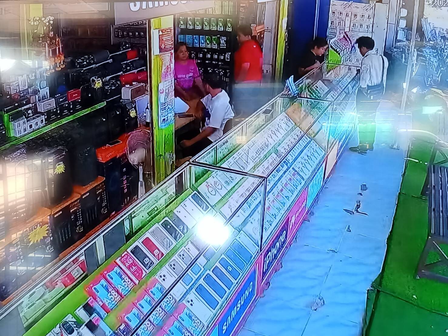 ชิงทรัพย์ร้านโทรศัพท์