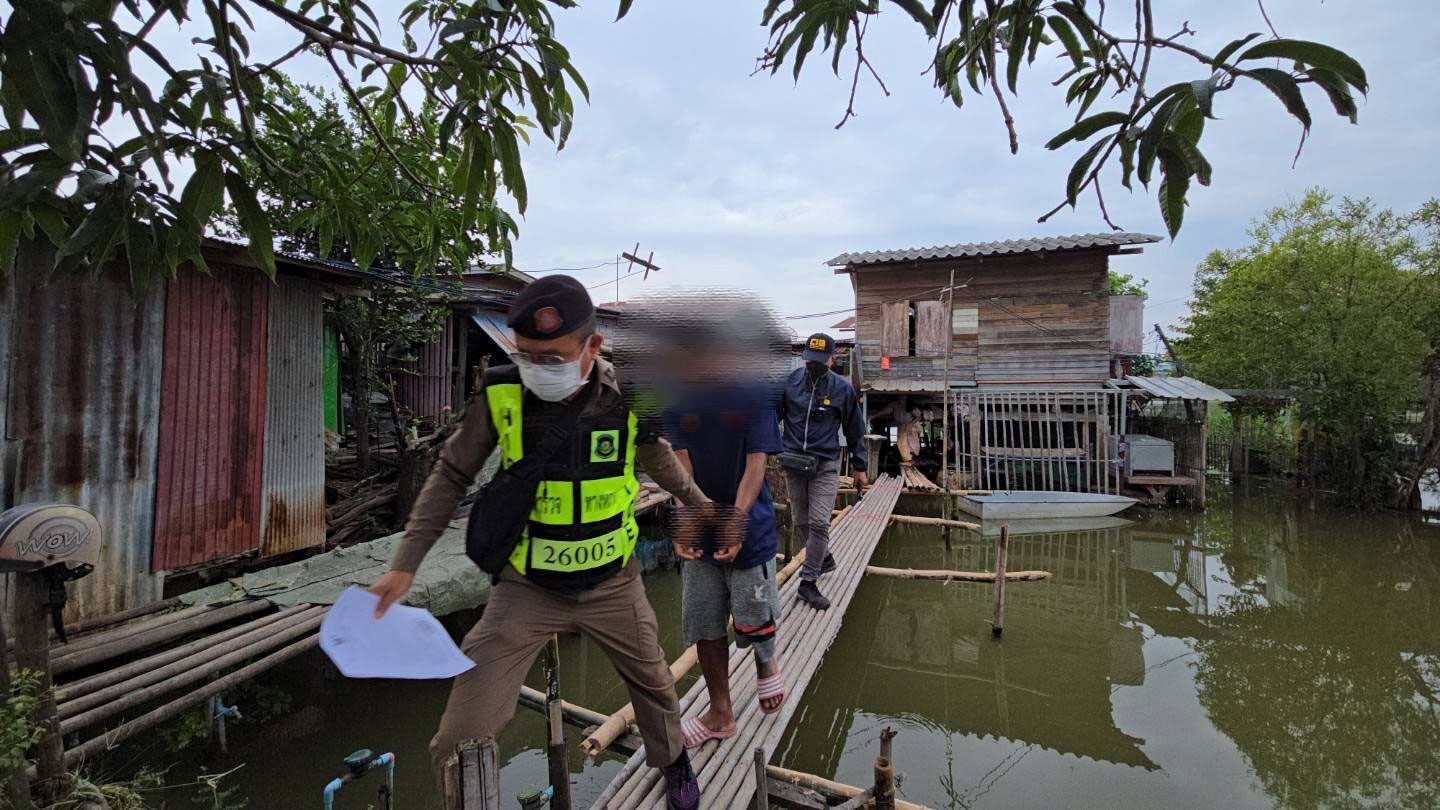 หนีหมายจับ