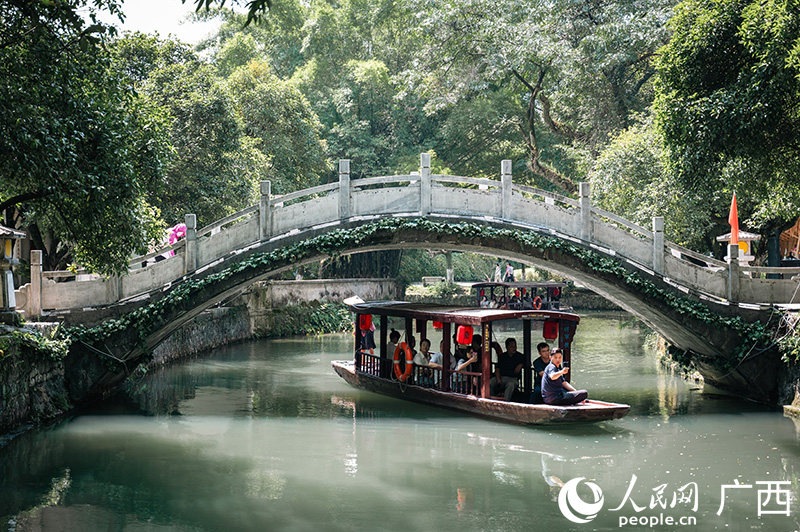 นักท่องเที่ยวเพลิดเพลินกับการล่องเรือในคลองโบราณหลิงฉวี อำเภอซิงอัน เขตปกครองตนเองกว่างซีจ้วง ทางตอนใต้ของจีน (พีเพิลส์ เดลี่ ออนไลน์) นักท่องเที่ยวเพลิดเพลินกับการล่องเรือในคลองโบราณหลิงฉวี อำเภอซิงอัน เขตปกครองตนเองกว่างซีจ้วง ทางตอนใต้ของจีน (พีเพิลส์ เดลี่ ออนไลน์)