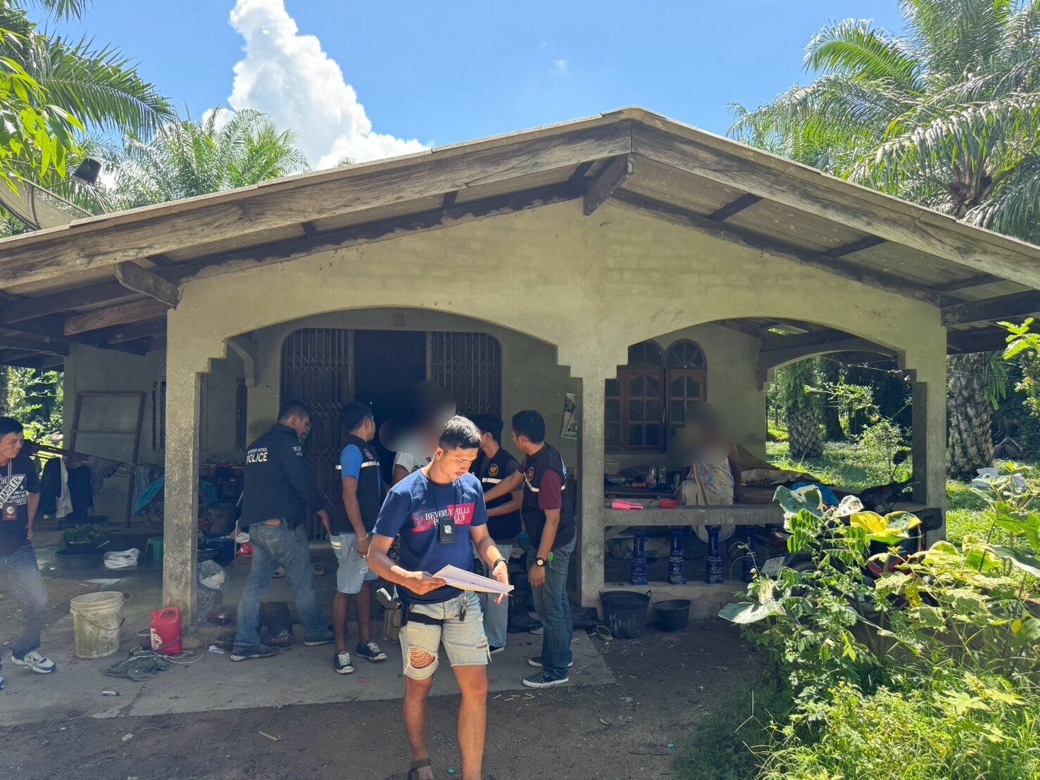 ล้อมจับผู้ต้องหา