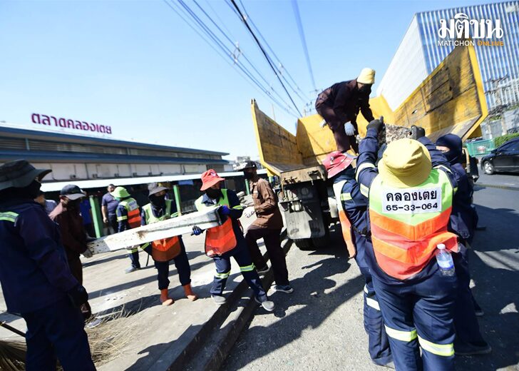 ภาพสุดท้าย ‘ตลาดลาว’ วันรื้อถอนคืนทางเท้า ‘ไม่นึกว่าจะมีวันนี้ได้’