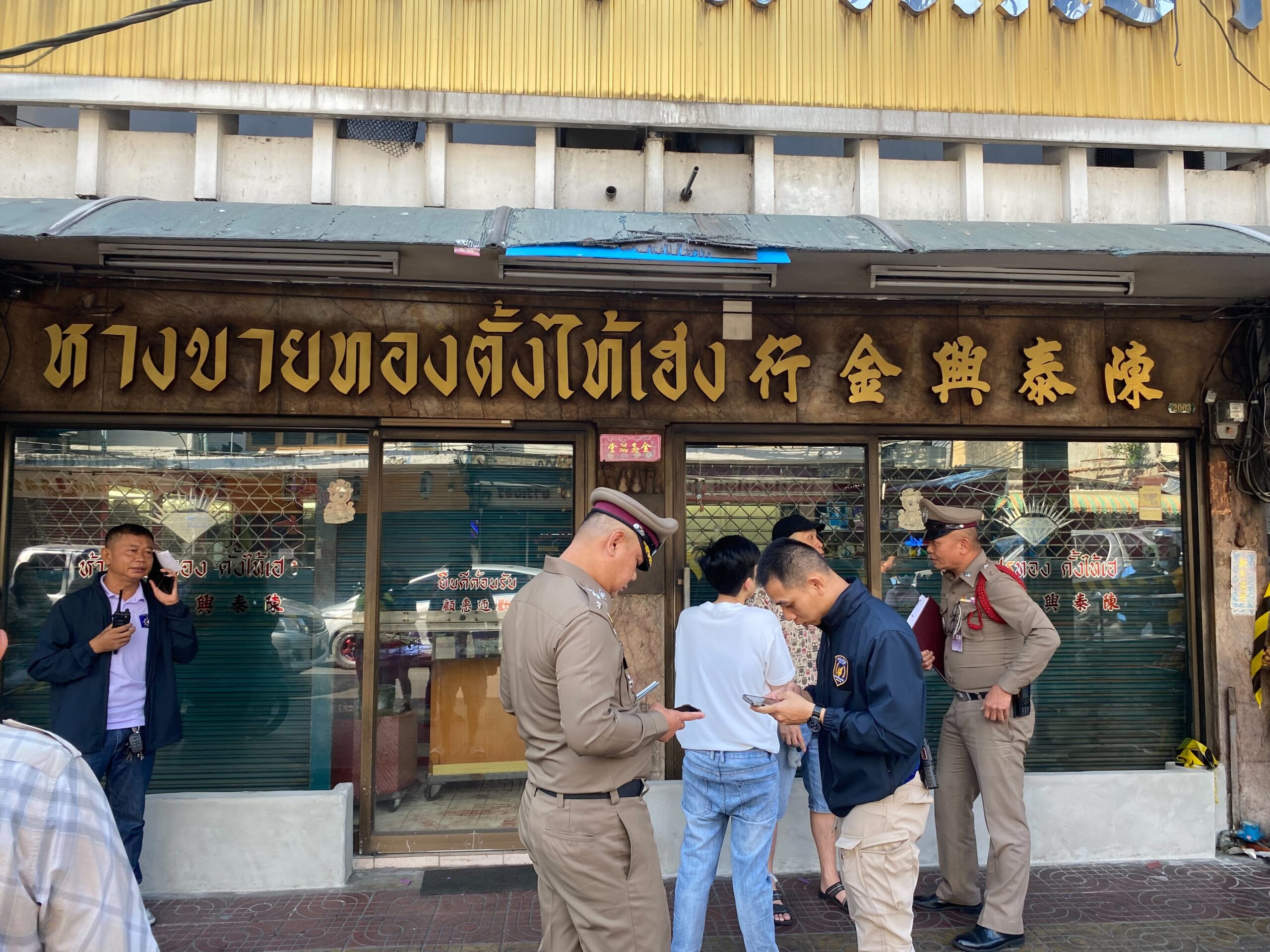 Gold shop owner stabbed during heist in Phra Pradaeng Market | News by Thaiger