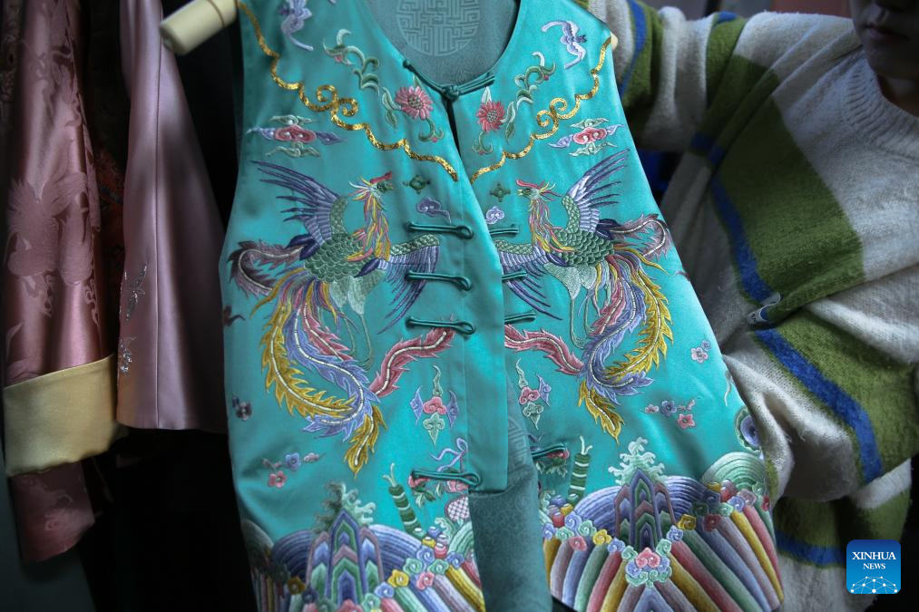 เสื้อกั๊กที่มีองค์ประกอบของงานปักผ้าแบบปักกิ่ง จัดแสดงอยู่ในหอนิทรรศการที่กรุงปักกิ่ง เมืองหลวงของจีน เมื่อวันที่ 26 พ.ย. 2024  (ซินหัว)