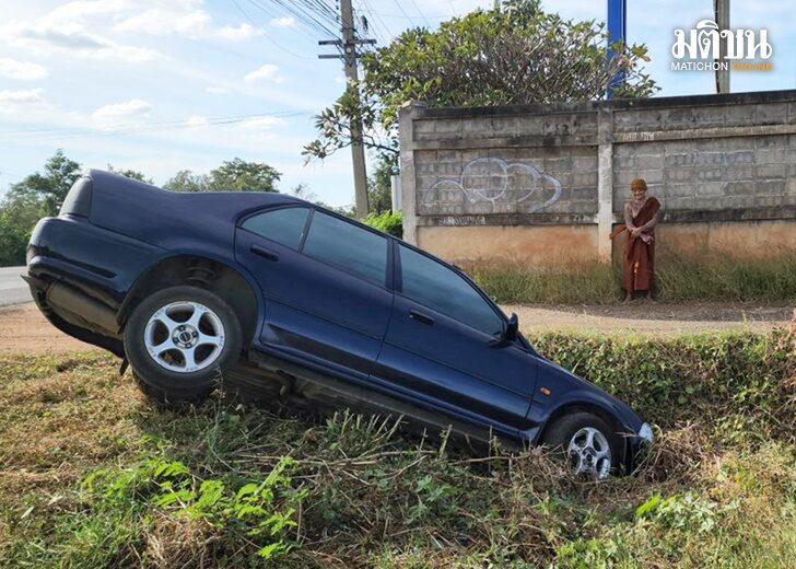 พระเมา-รถตกร่องถนน