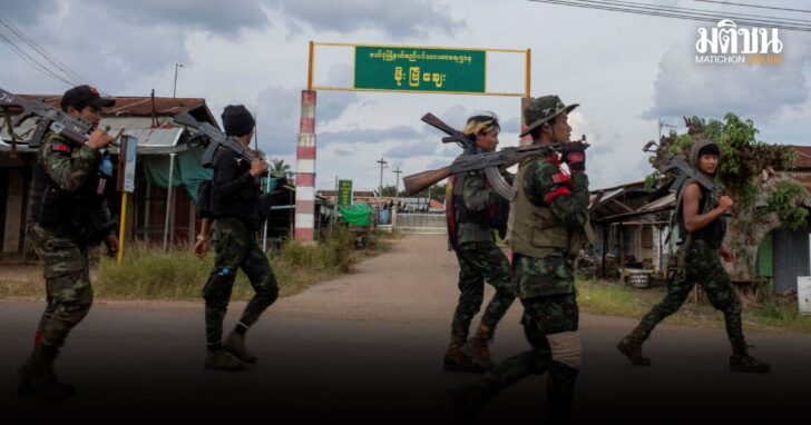FILE PHOTO: Volunteer members of Karenni insurgent forces walk in Moe Bye in Kayah State