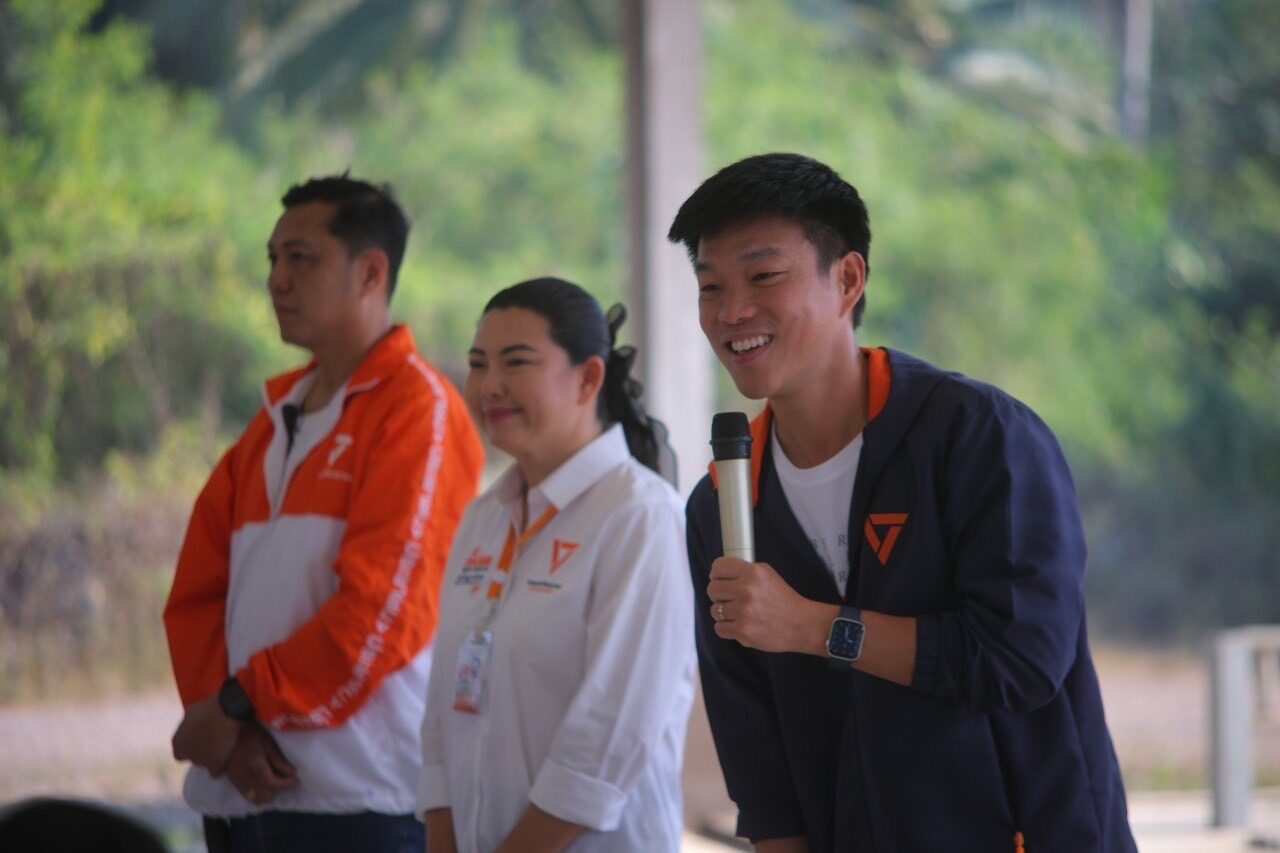 ปชน.
