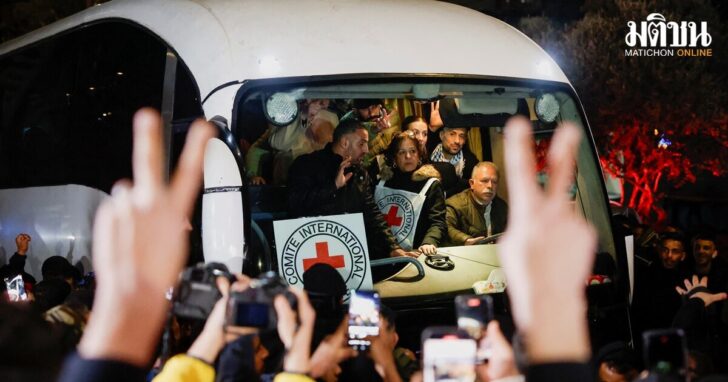 People gather to greet freed Palestinian prisoners in Ramallah