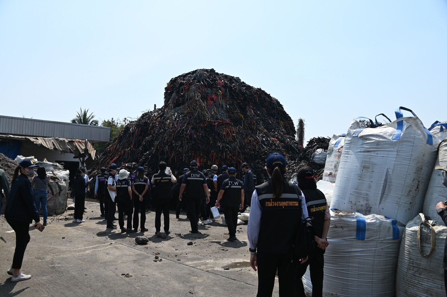 โรงงานพลาสติกเถื่อน
