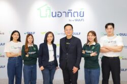 นางสาวอำนวยพร ประกอบนพเก้า (ซ้ายมือ) กรรมการผู้จัดการ GULF1 และผู้ช่วยกรรมการผู้จัดการใหญ่ ธุรกิจพลังงานแสงอาทิตย์ GULF และนายประพัฒน์ เสียงจันทร์ (ขวามือ) หัวหน้าคณะผู้บริหารด้านธุรกิจค้าปลีก AIS ร่วมเปิดตัวแบรนด์ “วันอาทิตย์” โซลาร์บ้านครบวงจรจาก GULF1 ณ AIS Shop ศูนย์การค้าเอ็มสเฟียร์ กทม.