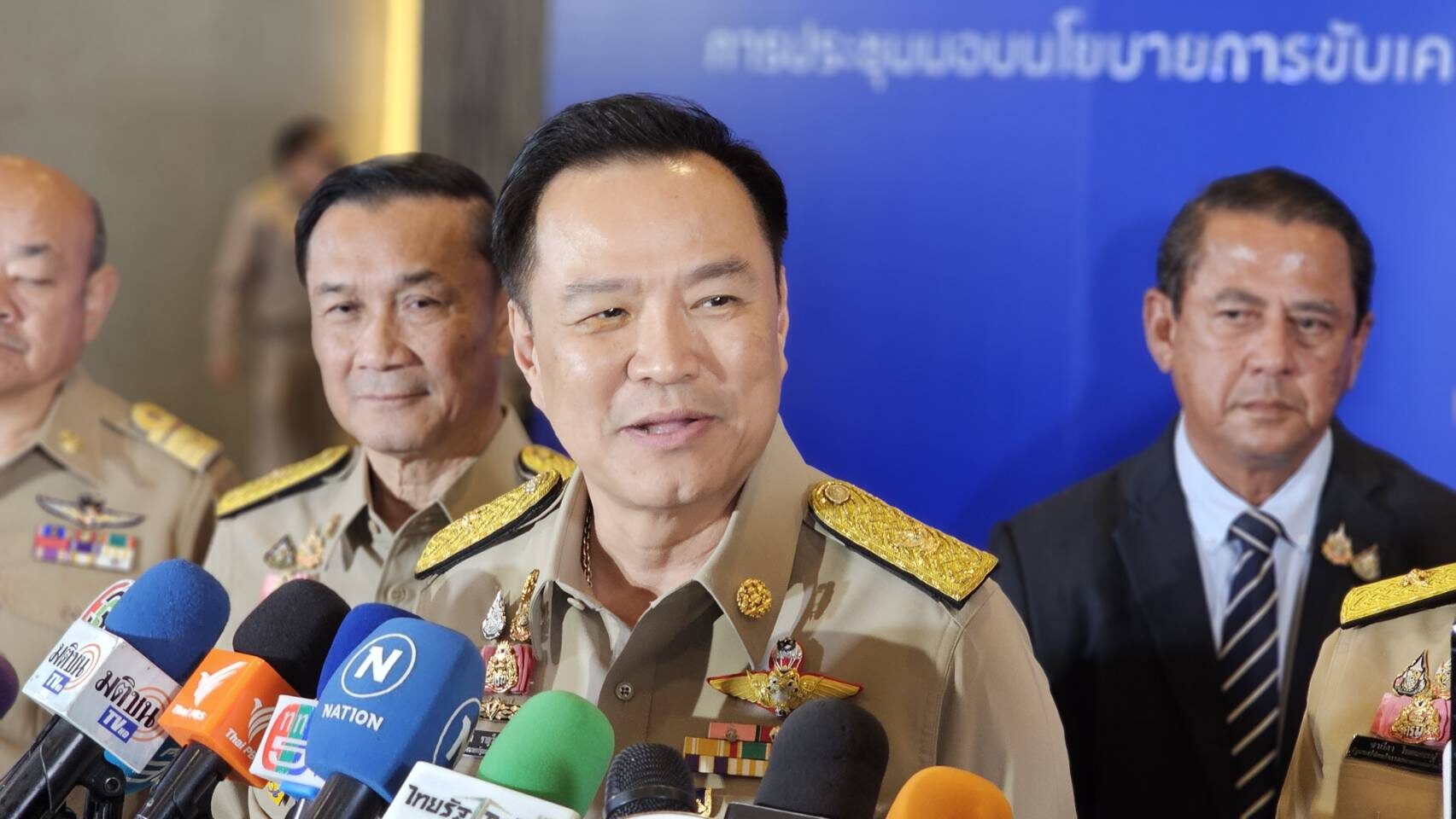อนุทิน ชาญวีรกูล
