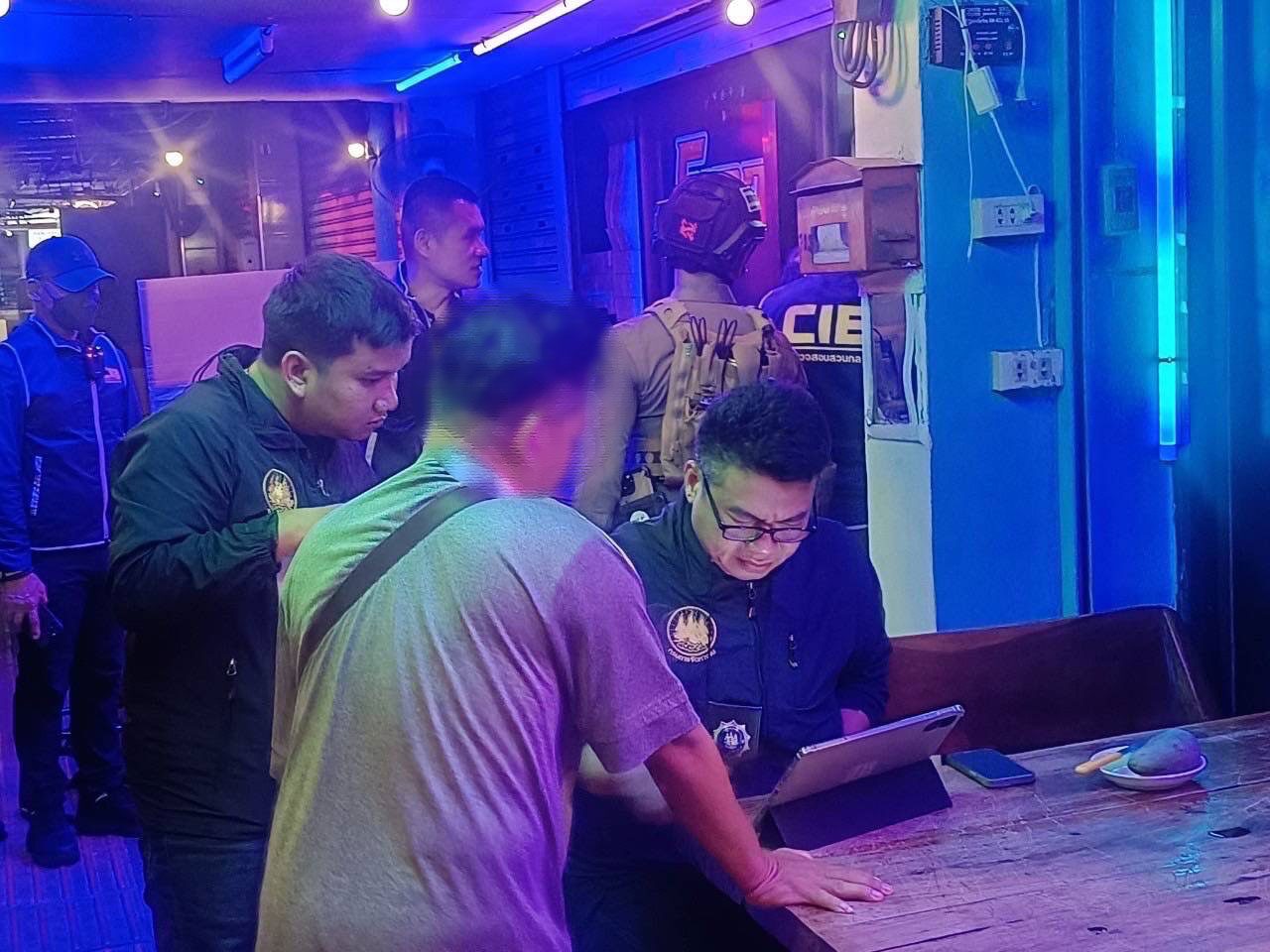 ต่างด้าว