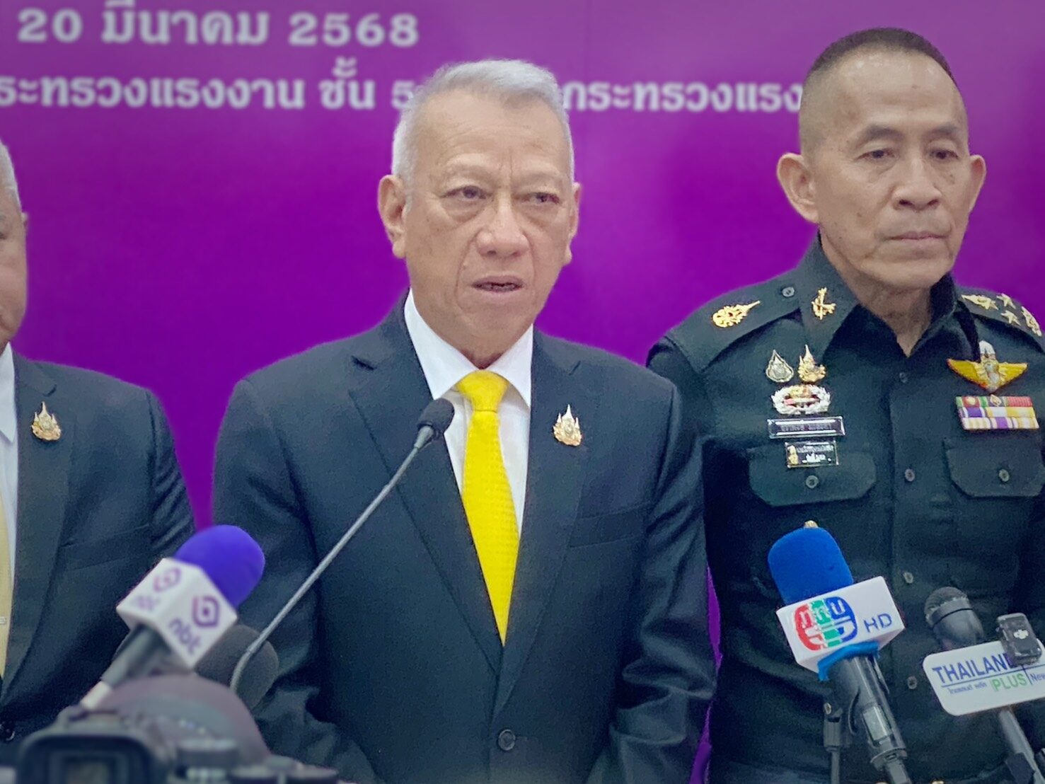 นายพิพัฒน์ รัชกิจประการ รัฐมนตรีว่าการกระทรวงแรงงาน 