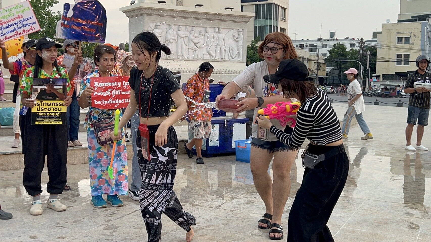 อนุสาวรีย์ปชต.