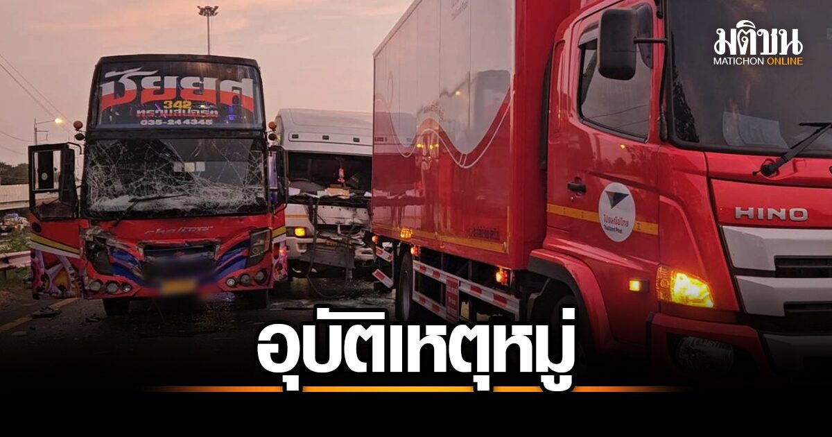 道路の真ん中にある犯罪事故、6輪トレーラーバス輸送モーターサイクル。負傷した