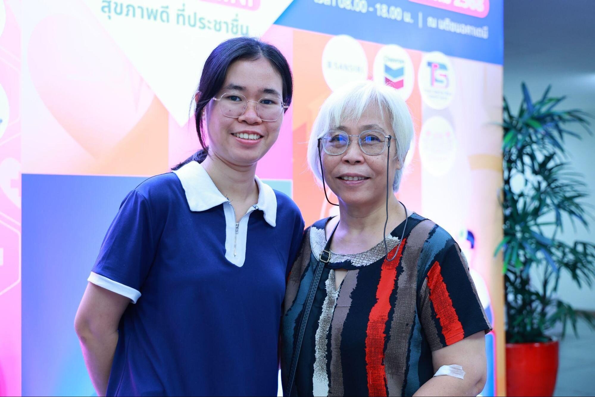 ธวัลรัตน์ ตันติสิริพัฒนา (คนขวา) ธวัลรัตน์ ตันติสิริพัฒนา (คนขวา)