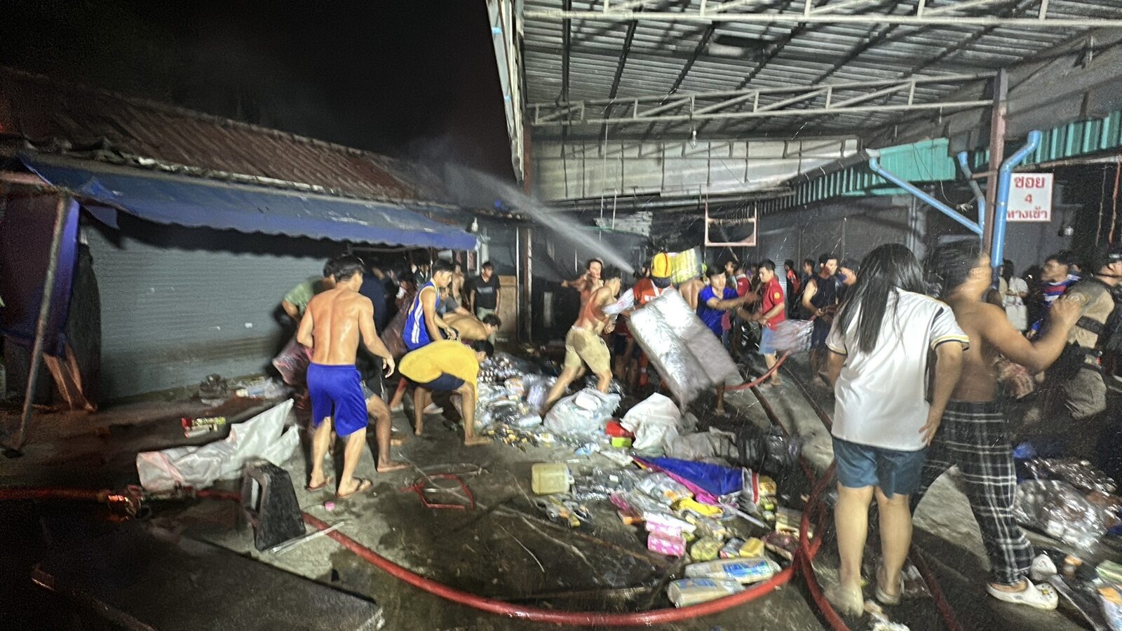Fire at Rong Kluea Market damages warehouse and shops | News by Thaiger