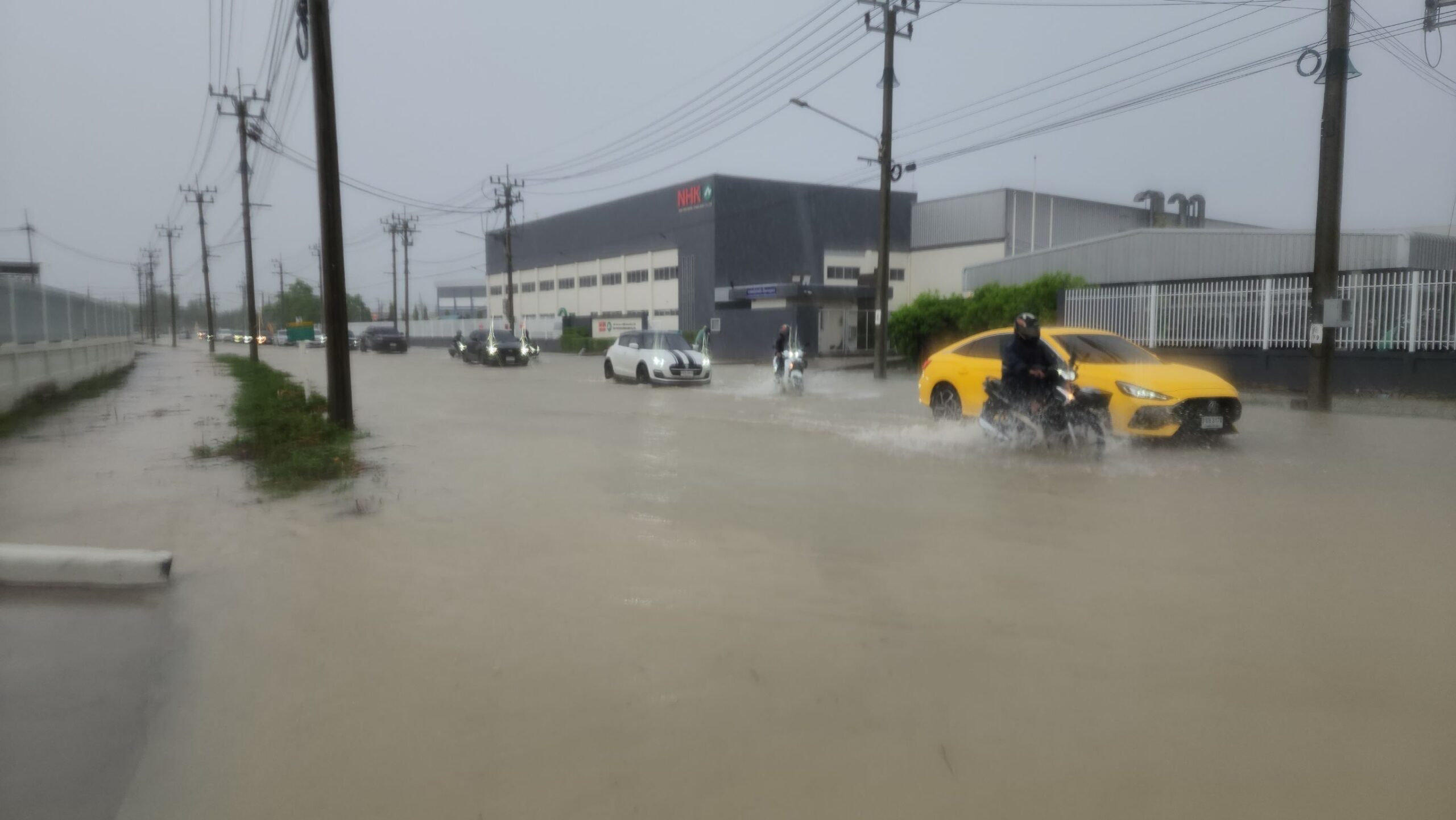 ฝนถล่มสมุทรปราการตลอดคืน น้ำท่วมรอระบายทั่วเมือง บางปูอ่วม รถติดยาวเป็น 10  กิโล