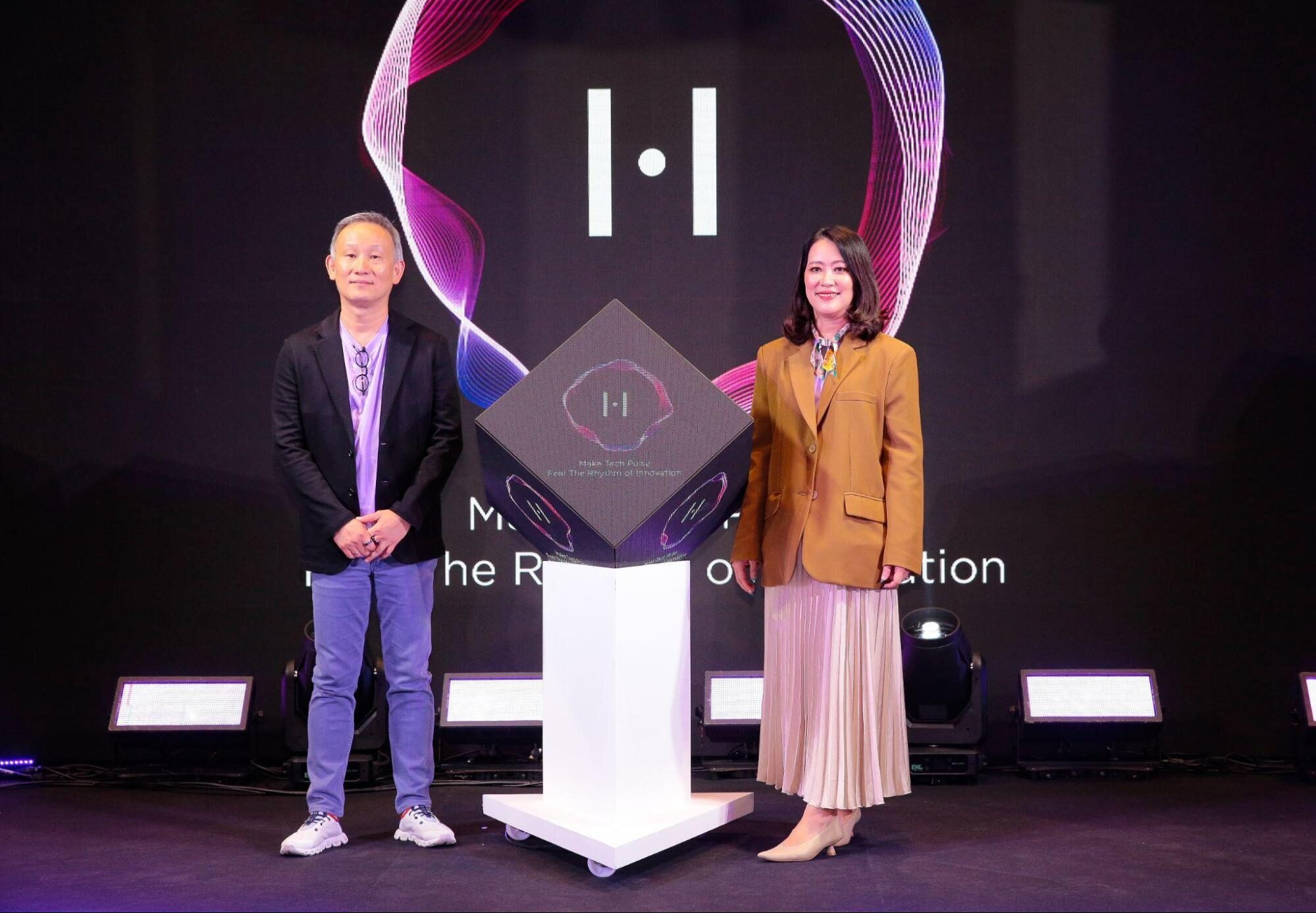 (ซ้าย) ปรเมศร์ เหรียญเจริญสุข - (ขวา) พลินี คงชาญศิริ (ซ้าย) ปรเมศร์ เหรียญเจริญสุข - (ขวา) พลินี คงชาญศิริ