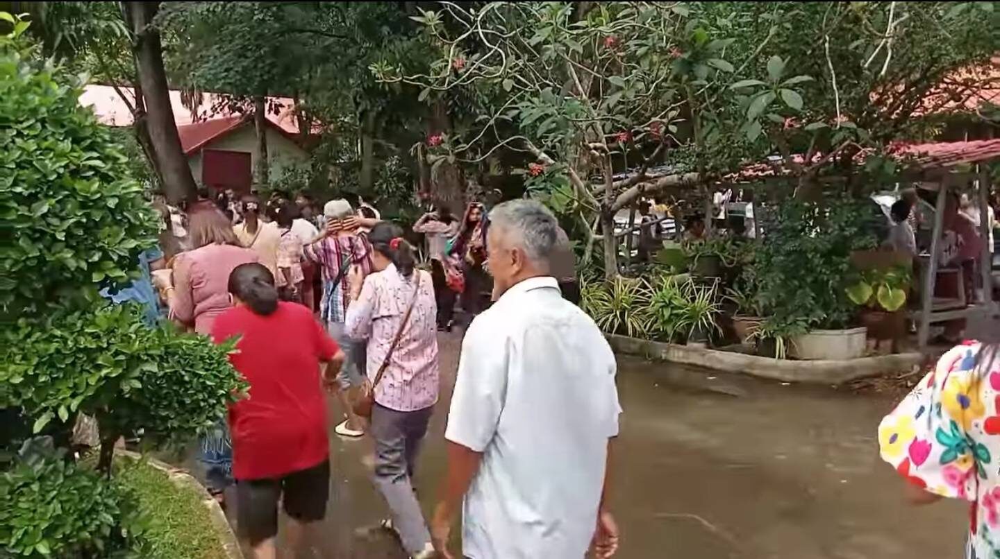 Bee attack at Nakhon Ratchasima temple injures over 30 people | News by Thaiger