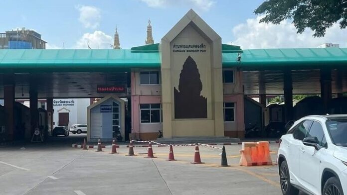 Thailand-Cambodia border checkpoint closure leaves thousands stranded | News by Thaiger