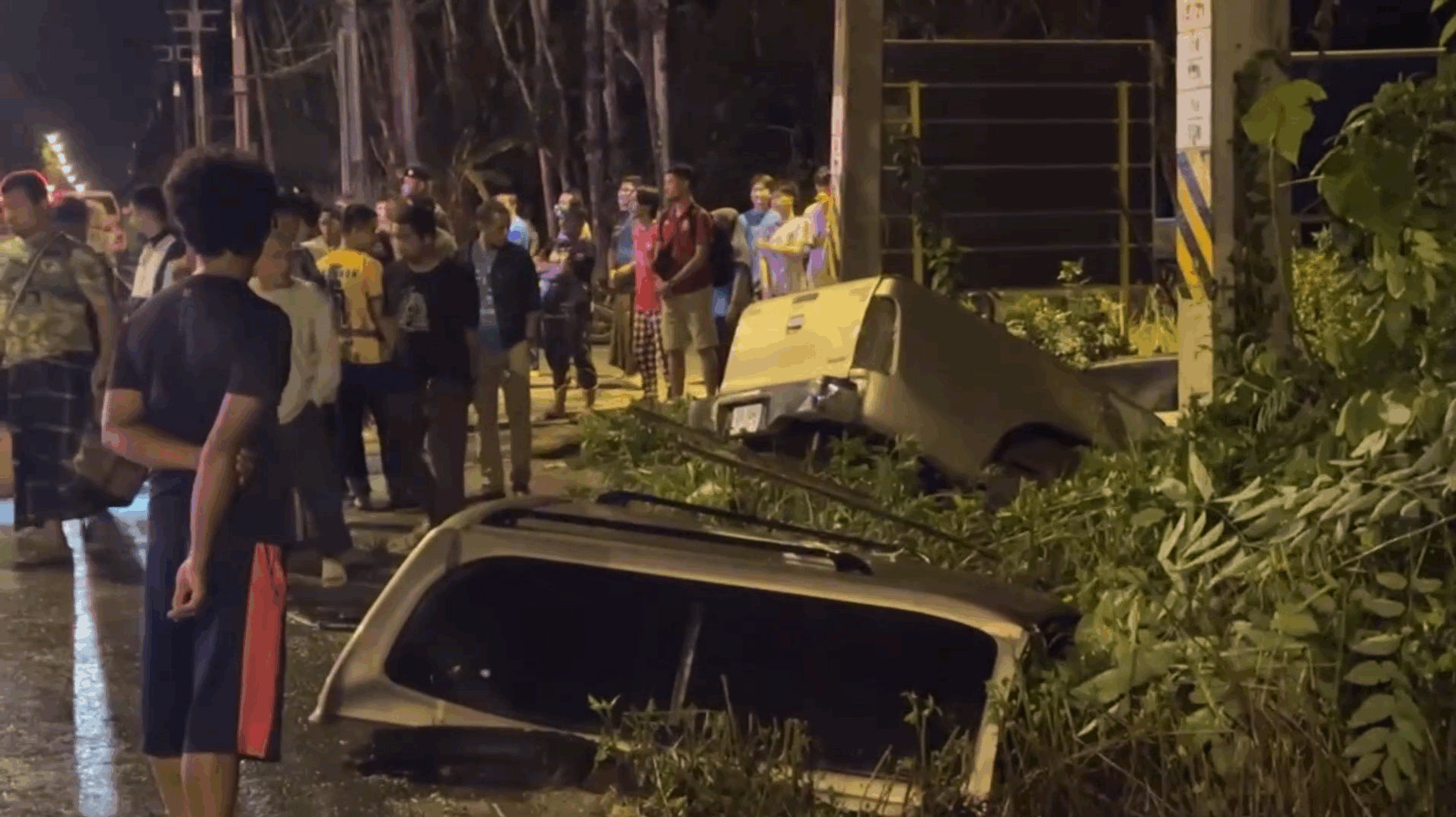 Pickup truck with migrant workers crashes in Songkhla, driver flees | News by Thaiger