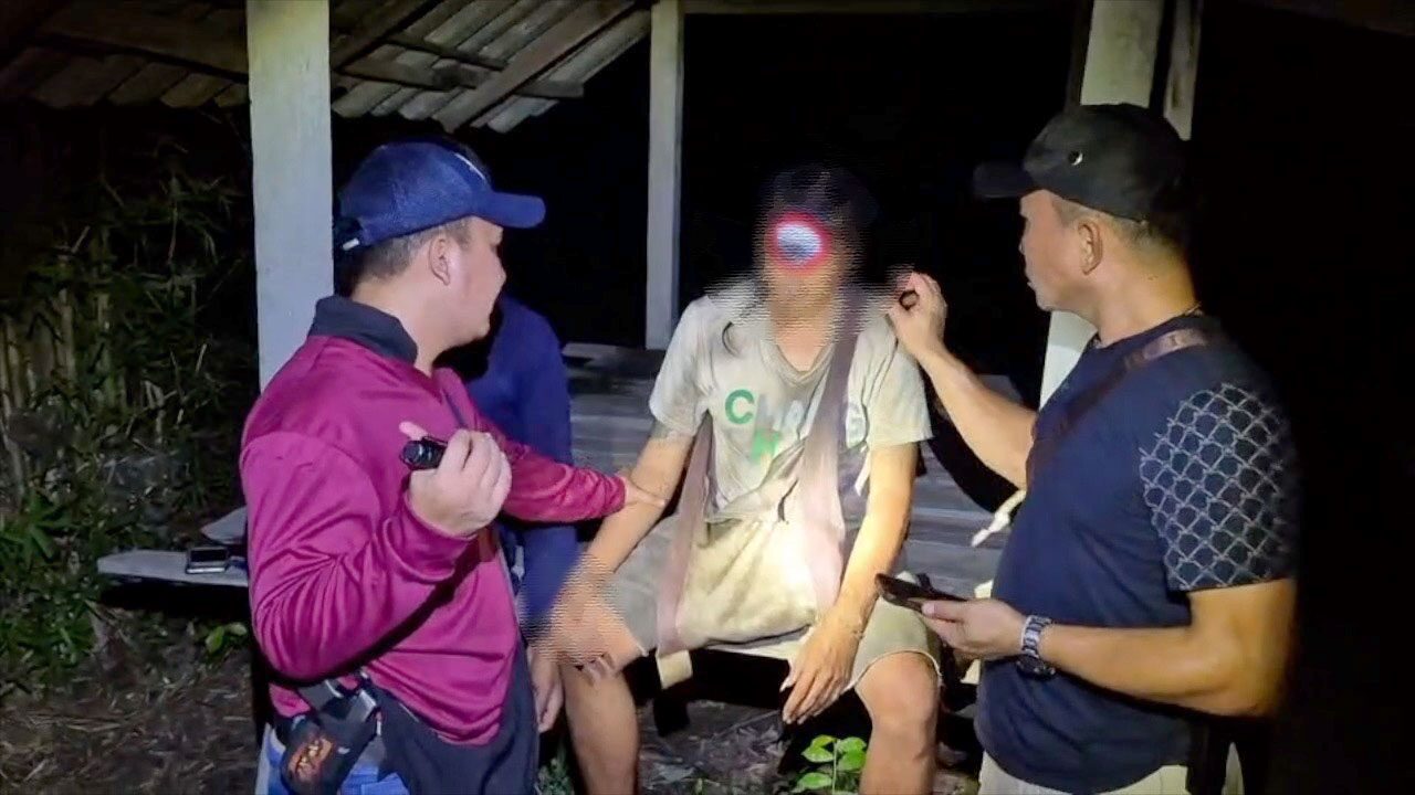 ปลอมเป็นคนส่องกบ