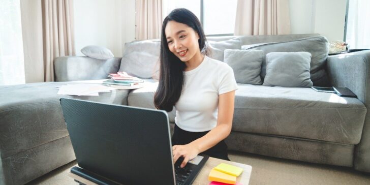 Work from Home ทำงานที่บ้านผ่านแล็ปท็อปและอินเทอร์เน็ต