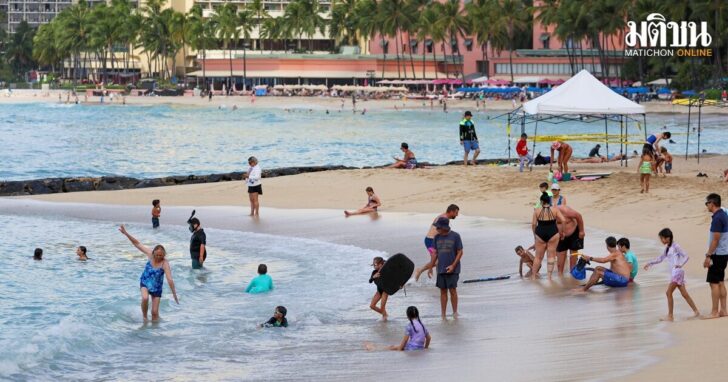 Vacationers return to beaches after tsunami warnings were downgraded in Honolulu