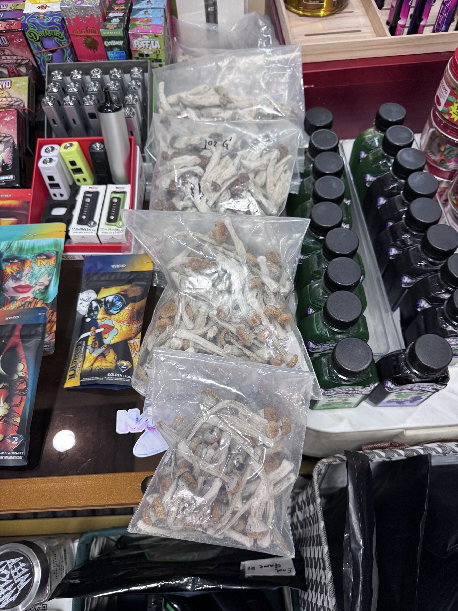 Bangkok police bust illegal cannabis shop, arrest 28 year old man | News by Thaiger