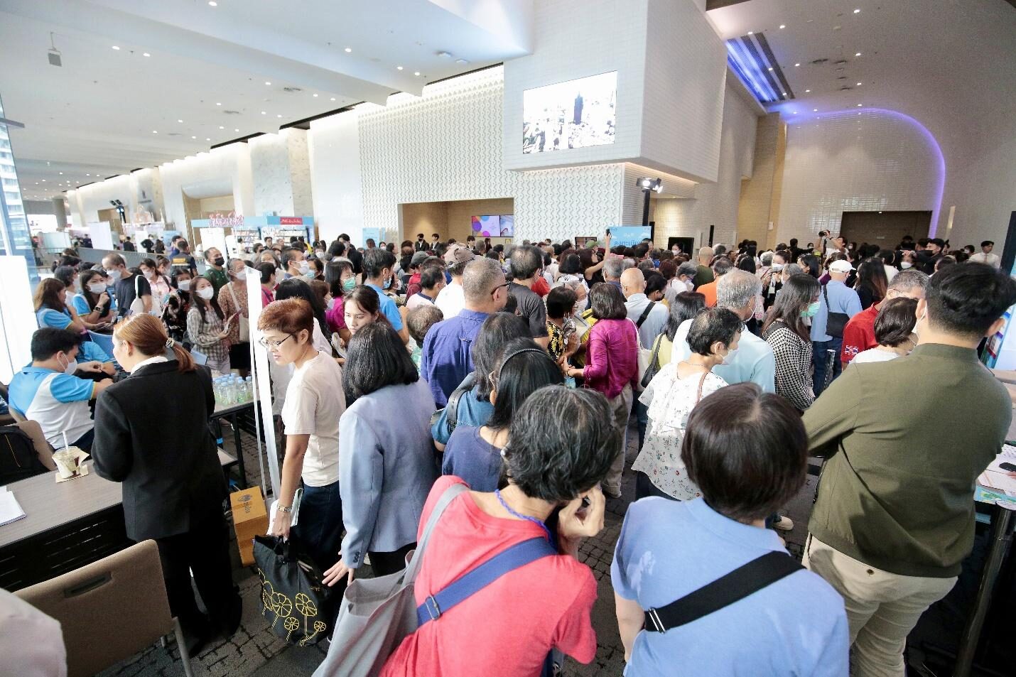 ภาพ 2 : ประชาชนต่อแถวเข้างานตั้งแต่เช้ามืดเพื่อรับบัตรคิวตรวจสุขภาพฟรี ภาพ 2 : ประชาชนต่อแถวเข้างานตั้งแต่เช้ามืดเพื่อรับบัตรคิวตรวจสุขภาพฟรี