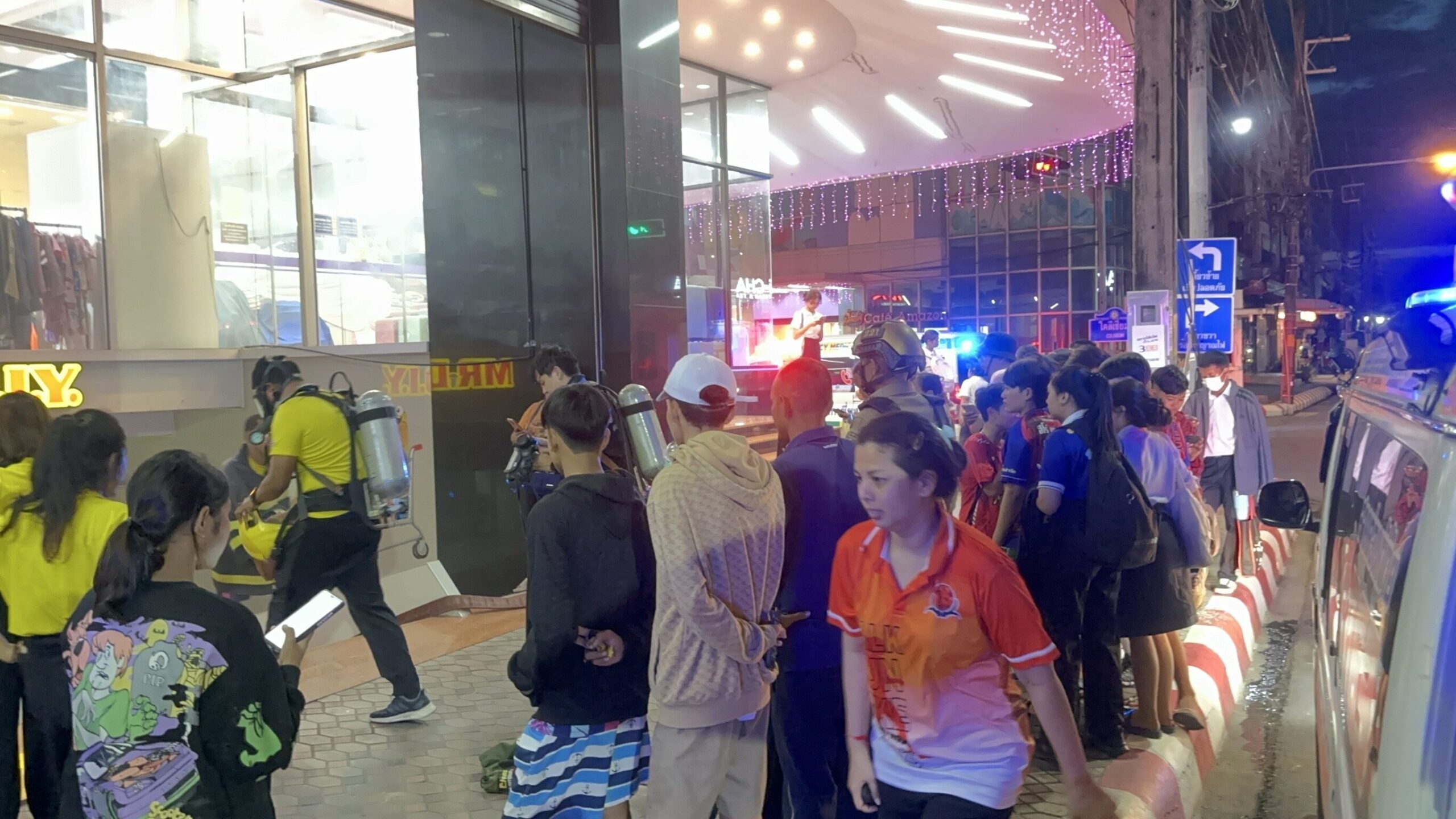 Child's mishap sparks fire panic at Phatthalung shopping mall | News by Thaiger