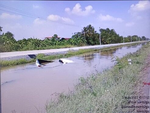 ขับรถตกน้ำ