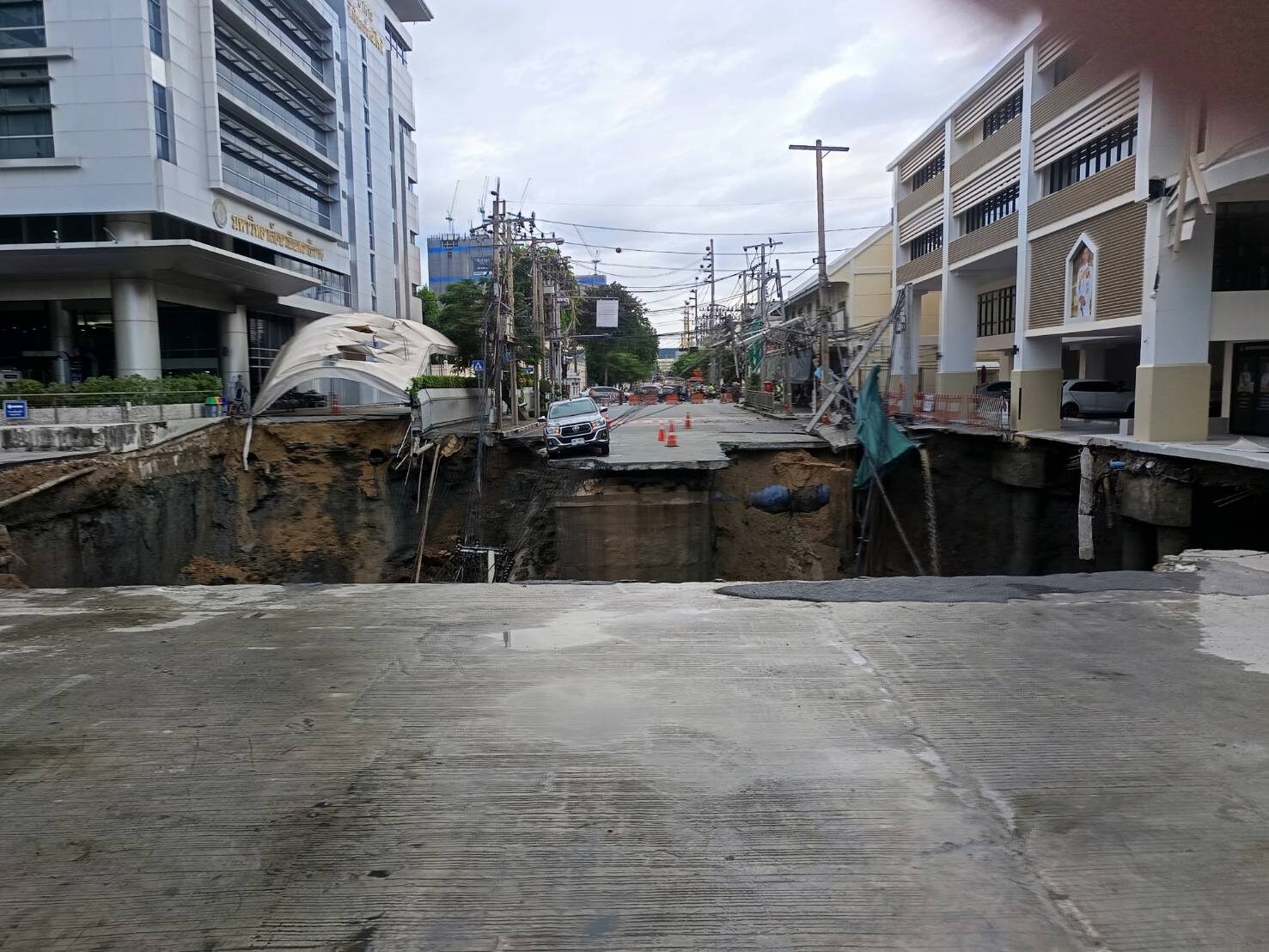 ด่วน! ถนนทรุดตัว หน้าวชิรพยาบาล ลึก 50 เมตร ทรุดลงเรื่อยๆ  เร่งย้ายผู้ป่วย-ปชช.ออกนอกพื้นที่