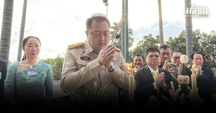 สุชาติ-ไหว้สิ่งศักดิ์สิทธิ์ทำเนียบ