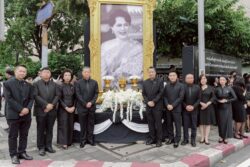 คณะผู้บริหาร และพนักงานกลุ่มบริษัท เอ็ม บี เค ร่วมเฝ้าฯ รับเสด็จในหลวง พระราชินี
