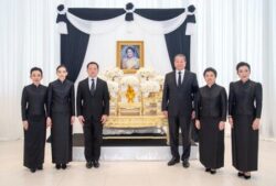 ไทยเบฟ น้อมถวายความอาลัยเบื้องหน้าพระฉายาลักษณ์ สมเด็จพระนางเจ้าสิริกิติ์ พระบรมราชินีนาถ พระบรมราชชนนีพันปีหลวง
