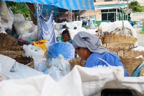 “ไม่เทรวม” หนองแขมโมเดล พลิกขยะไร้ค่าเป็นรายได้ชุมชน