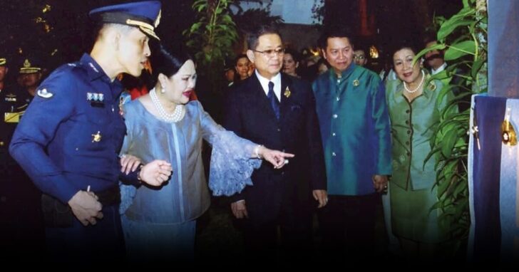 ในหลวง ถวายพระเศวตฉัตร 9 ชั้น กางกั้นถวายพระโกศพระบรมศพ พระบรมราชชนนีพันปีหลวง