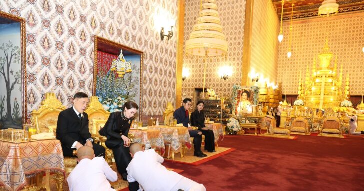 ในหลวง-พระราชินี กษัตริย์จิกมี-ราชินีภูฏาน ทรงบำเพ็ญพระราชกุศลพระบรมศพ ‘พระพันปีหลวง’