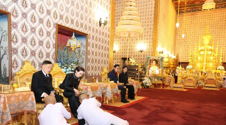 ในหลวง-พระราชินี กษัตริย์จิกมี-ราชินีภูฏาน ทรงบำเพ็ญพระราชกุศลพระบรมศพ ‘พระพันปีหลวง’