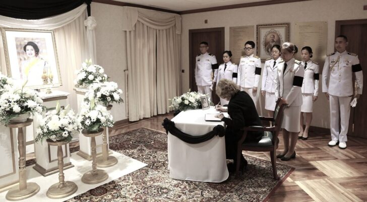 ราชินีโซเฟียเเห่งสเปน ร่วมถวายความอาลัย พระพันปีหลวง ที่ สอท. มาดริด