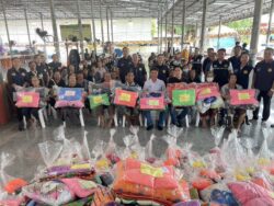 ‘เอกภาพ-รัชนี-เอกรัฐ’มอบถุงยังชีพช่วยเหลือเกษตรกรร้อยเอ็ดที่ประสบอุทกภัย