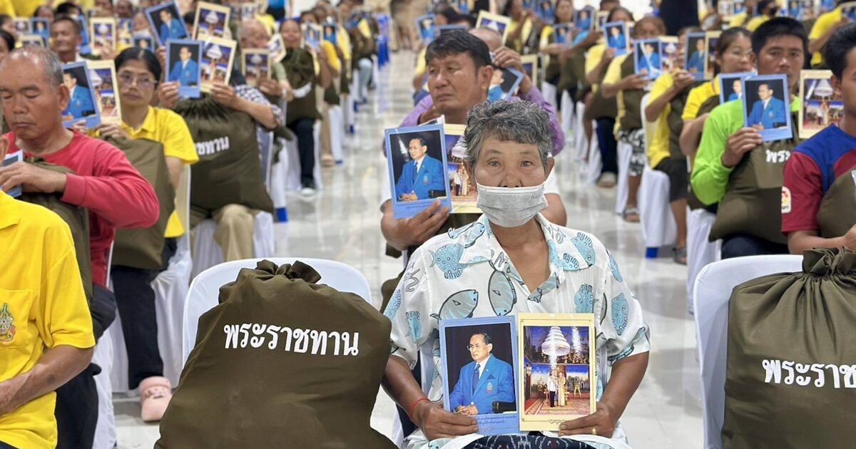ในหลวง พระราชินี โปรดเกล้าฯ องคมนตรี เชิญถุงพระราชทานมอบราษฎร จ.อุตรดิตถ์ ที่ประสบอุทกภัย