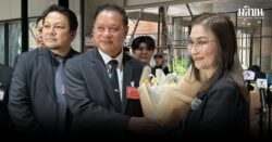 สว.สำรอง เข้าสภามอบดอกไม้-ให้กำลังใจนันทนา หลังวุฒิสภาลงมติฟันผิดจริยธรรม