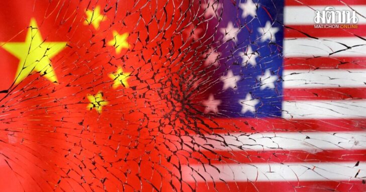FILE PHOTO: Illustration shows U.S. and Chinese flags
