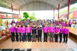 ผู้บริหารการไฟฟ้าส่วนภูมิภาค มอบถุงยังชีพให้ผู้ประสบอุทกภัย ที่วัดโบสถ์ อำเภอเสนา จังหวัดพระนครศรีอยุธยา